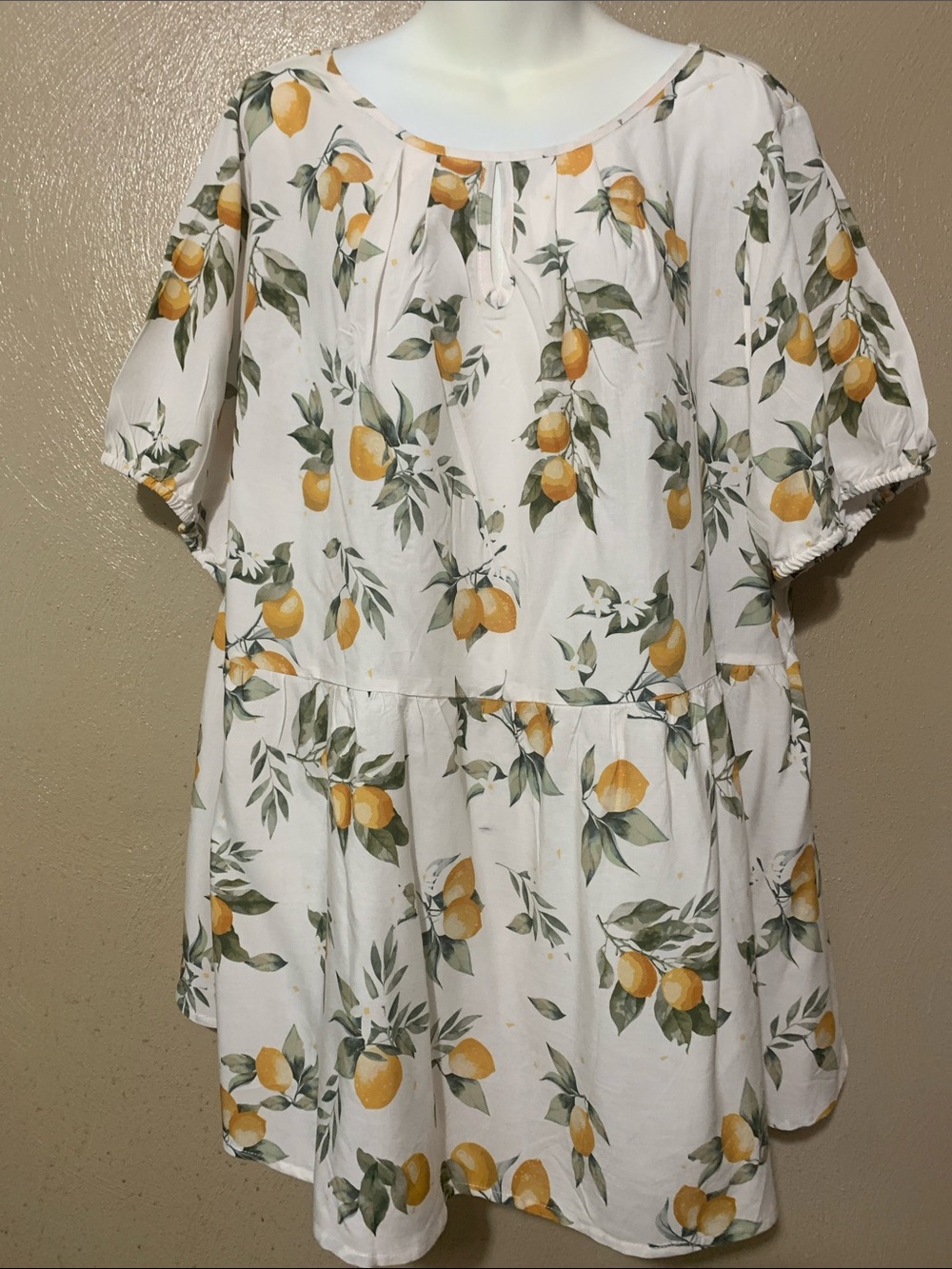 BloomChic size 22/24 White Lemon Print Blouse Yellow and Green Accents NWT